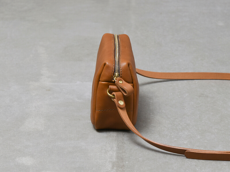 革の質感を活かした軽くてシンプルなショルダーバッグ / 革鞄のHERZ