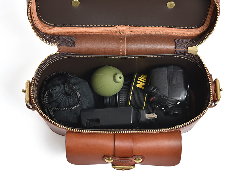 カメラを入れる為にデザインされた本革の一眼レフカメラバッグ / 革鞄