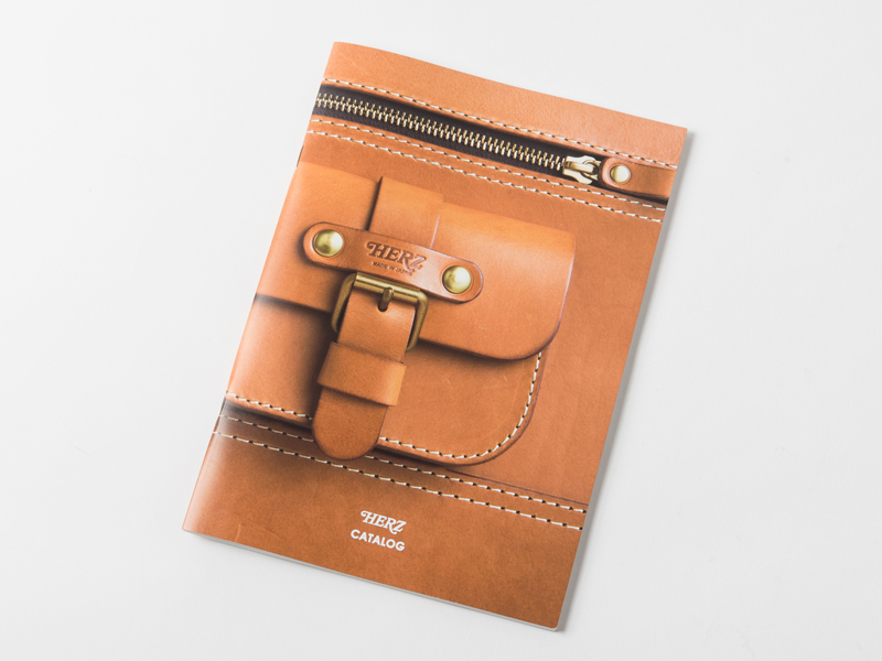 ヘルツ定番商品を一堂に集めたカタログと5色の革見本の限定セット / 革