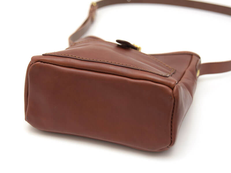 柔らかい革で気軽に使えるベルト留めショルダーバッグ / 革鞄のHERZ