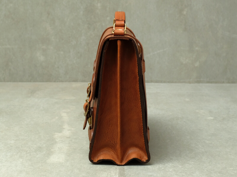 A4ファイル対応のクラシックな二本ベルトブリーフケース / 革鞄のHERZ