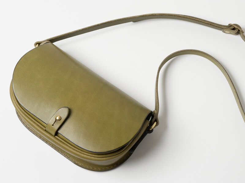 メンズレディース問わずにおすすめのギボシ留めミニショルダーバッグ