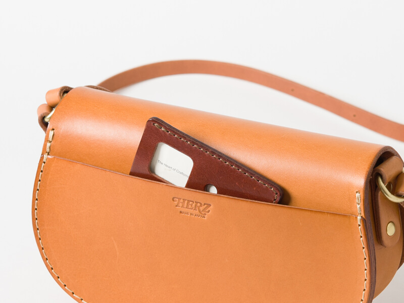 メンズレディース問わずにおすすめのギボシ留めミニショルダーバッグ