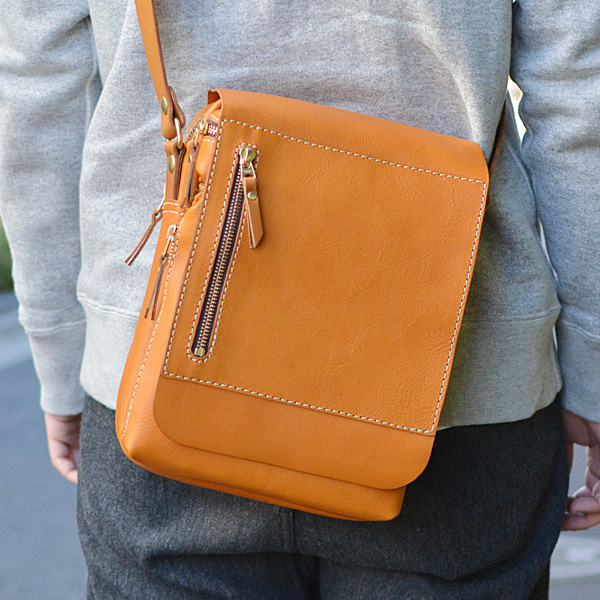 3ポケット・ショルダーバッグ(CK-6)はソフトレザーを使った四角い革鞄