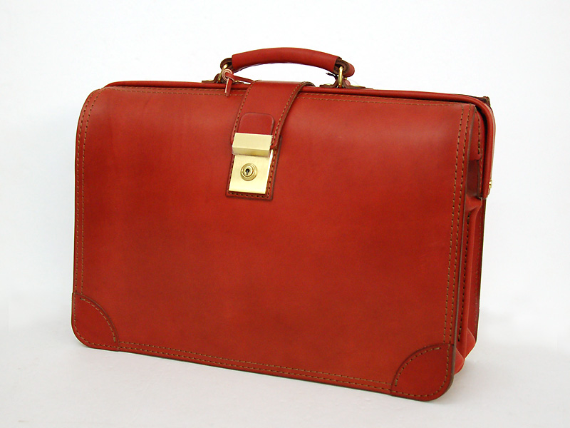 革鞄の魅力が詰まった貫録のあるハードレザーのダレスバッグ / 革鞄の