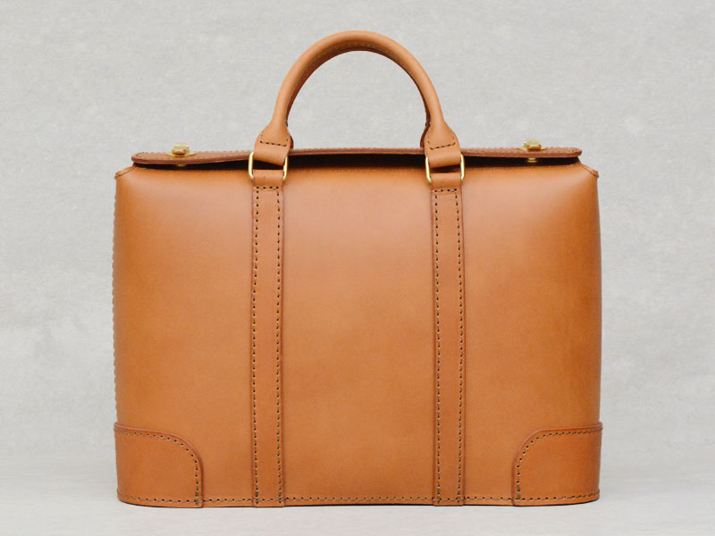 オーバルなふっくらフォルムの箱型ビジネスバッグ / 革鞄のHERZ(ヘルツ