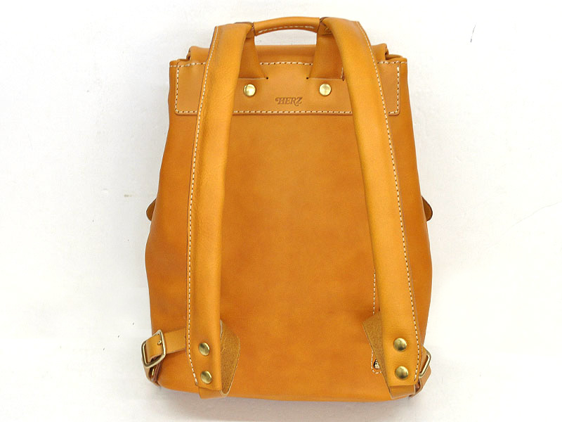 作り手の名前からとった星のリュックはカジュアルなレザーリュック