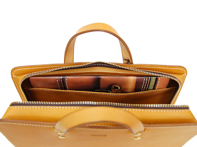 ラウンドファスナーとあおりポケット付の二本手ビジネスバッグ / 革鞄