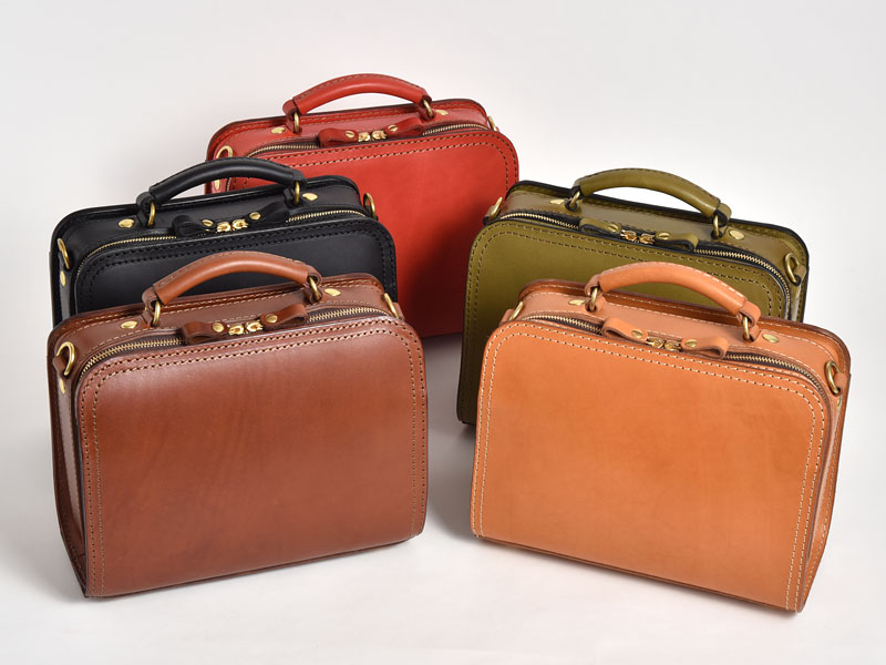 タブレットやお弁当箱が入るダブルステッチの2wayショルダー / 革鞄の