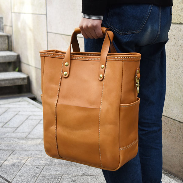 メンズにおすすめのシンプルな縦長レザートートバッグ / 革鞄のHERZ