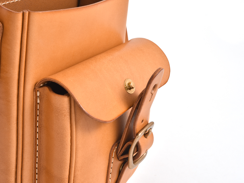 HERZらしさを凝縮したギボシ留めショルダーポシェット / 革鞄のHERZ