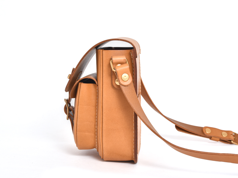 HERZらしさを凝縮したギボシ留めショルダーポシェット / 革鞄のHERZ