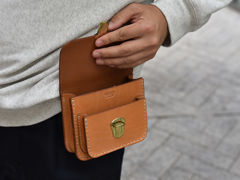 分厚い革でカッチリと作ったメンズ向けのベルトポーチ / 革鞄のHERZ
