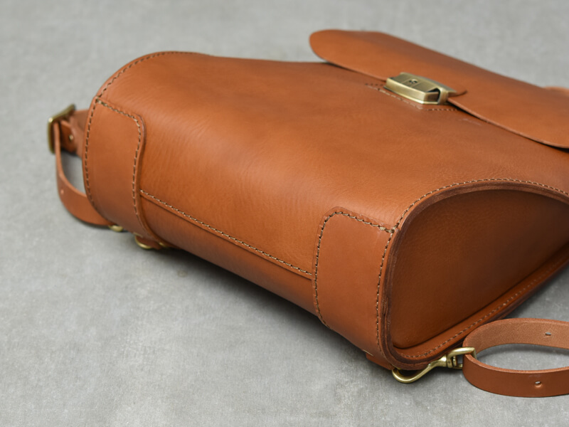 ひねりのきいたマチが独創的、錠前仕様のイタリア革リュック / 革鞄の
