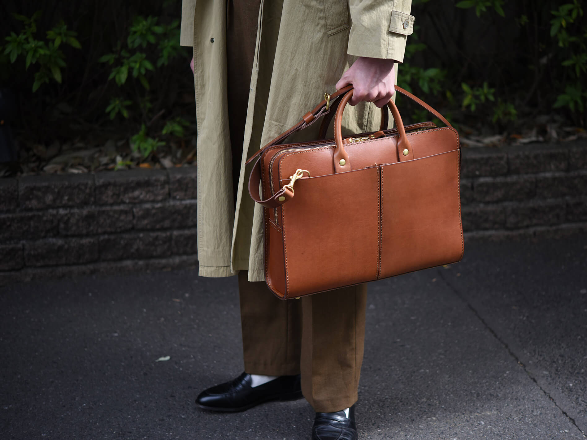 前後面に大きなポケットが付いた人気の総革2wayビジネスバッグ / 革鞄