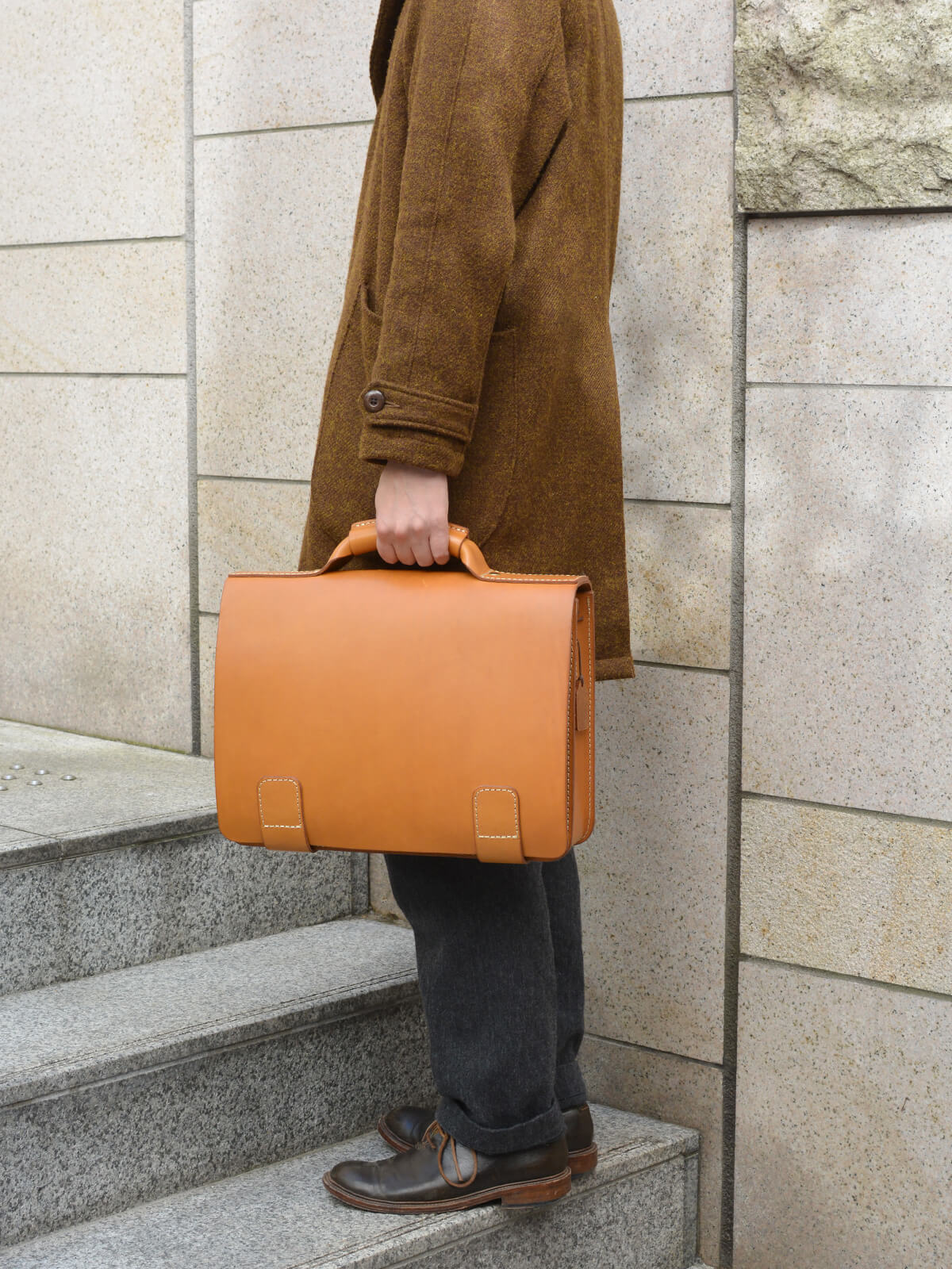 HERZを代表するハードレザーの総かぶせ2wayビジネスバッグ / 革鞄の