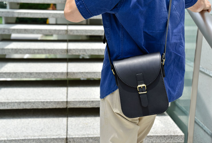 丁度いいサイズ感で使う人を選ばないラップフラップミニショルダー