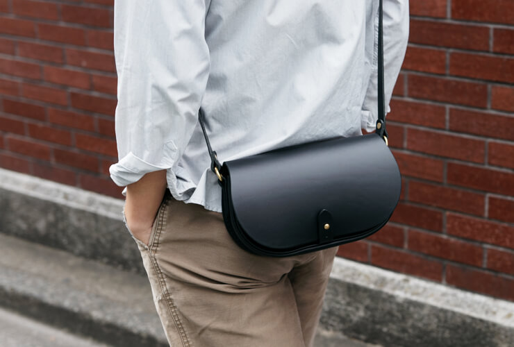 メンズレディース問わずにおすすめのギボシ留めミニショルダーバッグ