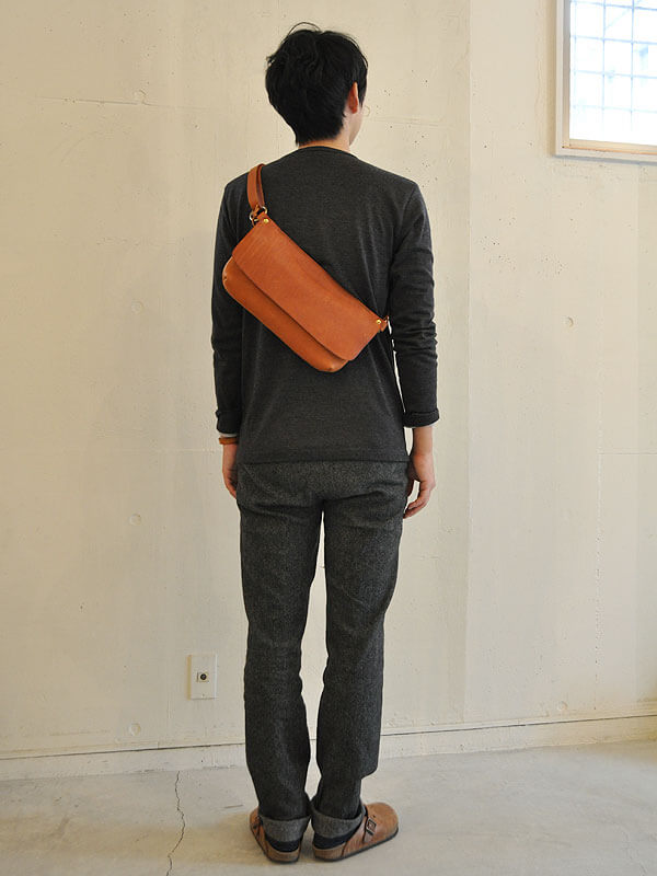 旅で使う鞄として考案したイタリアンレザーのボディバッグ / 革鞄の