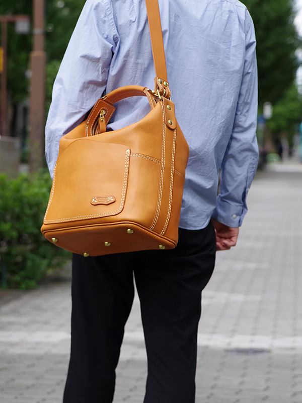 ハードレザーで豪快に作り上げた有機的なショルダーボストン / 革鞄の