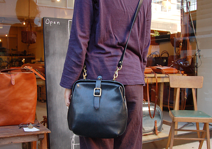 Organ作り手：マリ愛用「Organ口枠ショルダーバッグ」｜革鞄・革小物の
