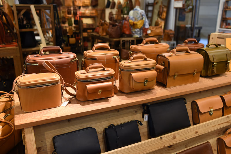 夏のカメラバッグ特集 ～日常はシャッターチャンスに溢れている～｜革