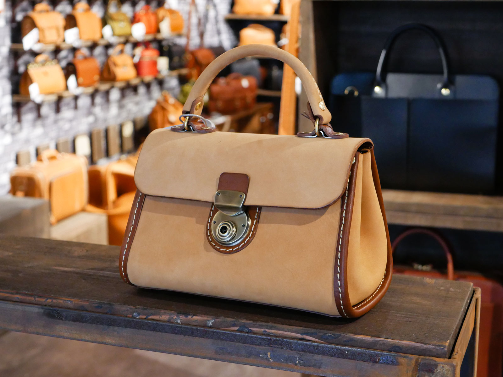 特別革ヌバック ～大阪店スタッフおすすめ紹介～｜革鞄・革小物のHERZ