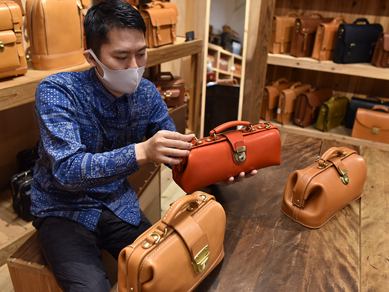 新作2way口枠ミニショルダーの作り手インタビュー｜革鞄・革小物のHERZ
