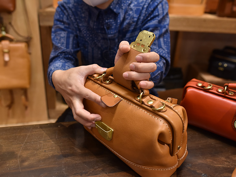 新作2way口枠ミニショルダーの作り手インタビュー｜革鞄・革小物のHERZ
