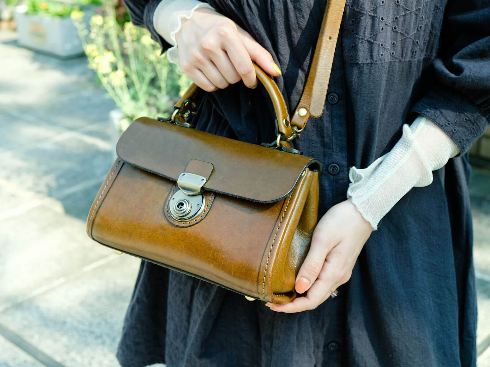 大阪店スタッフ：鈴木愛用「プチミニョン」｜革鞄・革小物のHERZ公式通販