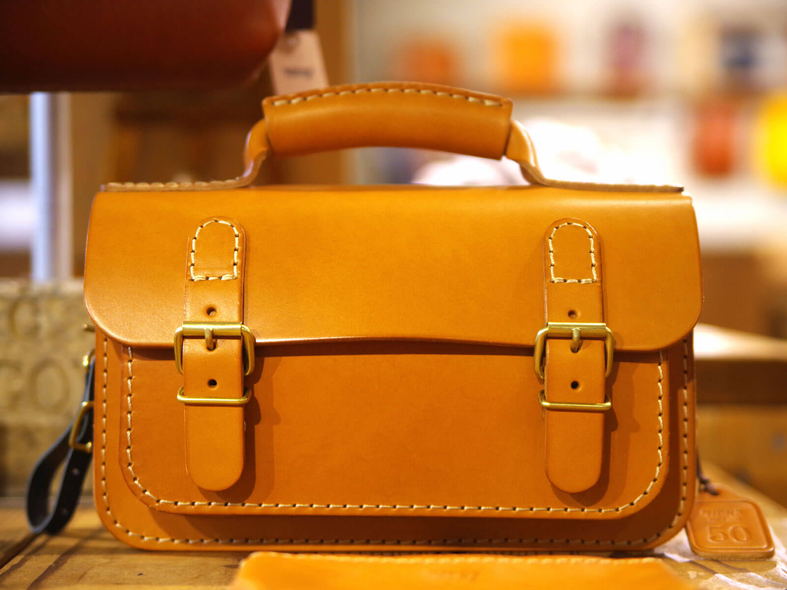 永遠のクラシック。二本ベルトの2wayミニバッグ｜革鞄・革小物のHERZ