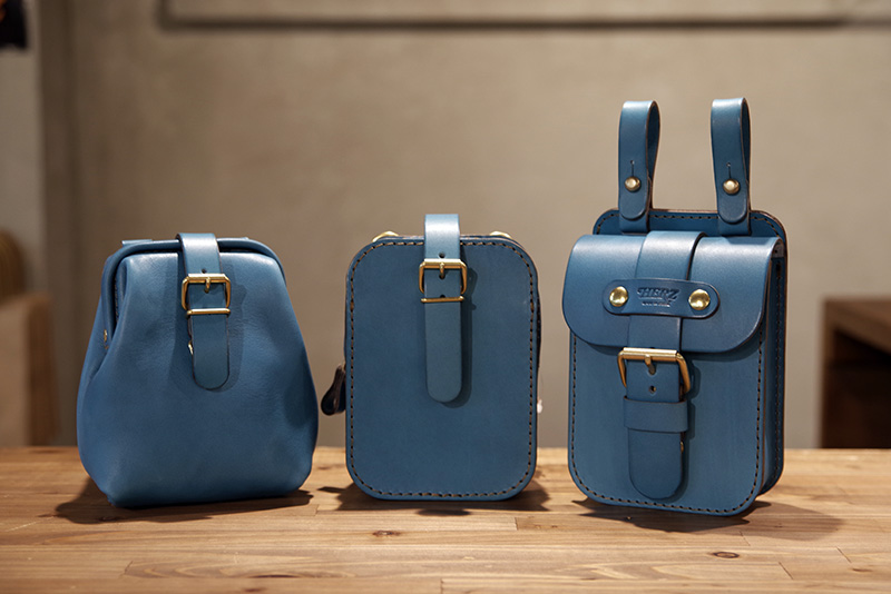 夏の限定革「セルリアンブルー」名古屋店ラインナップ｜革鞄・革小物の