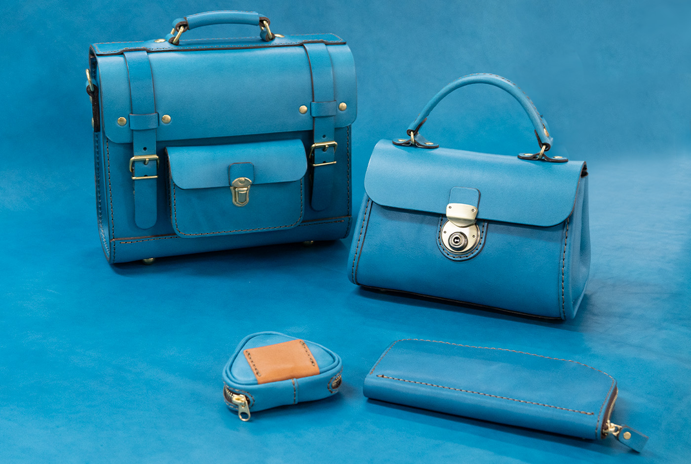 限定色のセルリアンブルー革で作る、HERZ夏の企画2025｜革鞄・革小物の
