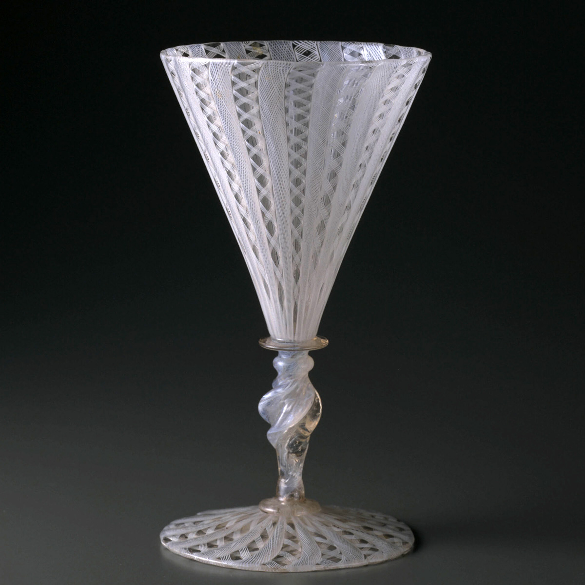 展示作品の御紹介:レース・グラス・ワイングラス | 箱根ガラスの森