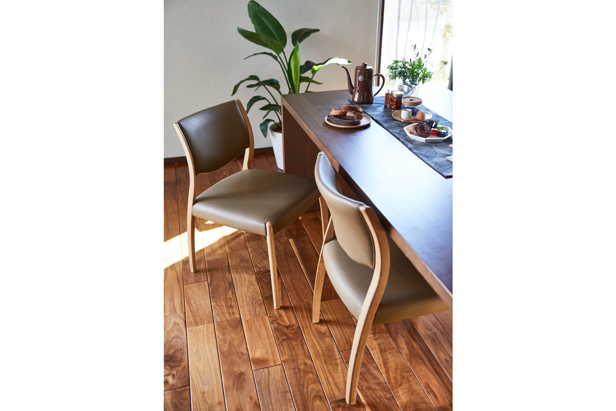 異なる曲線の調和から生まれた最高の座り心地｜No.5400ダイニング