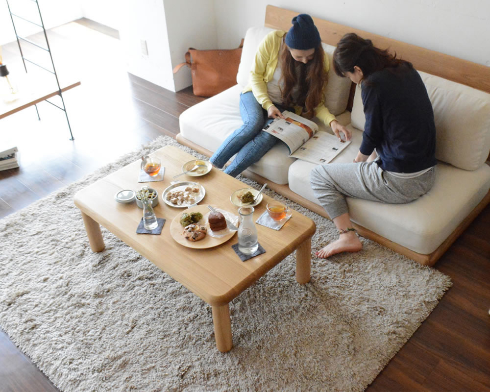 ローソファーに合わせて作られたオーク無垢材のテーブル 「mii table