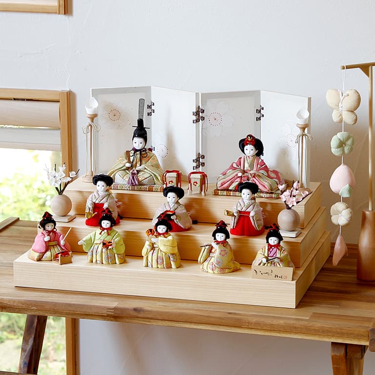 公式】三人官女や五人囃子も一緒に。賑やかで高貴な段飾りをご紹介