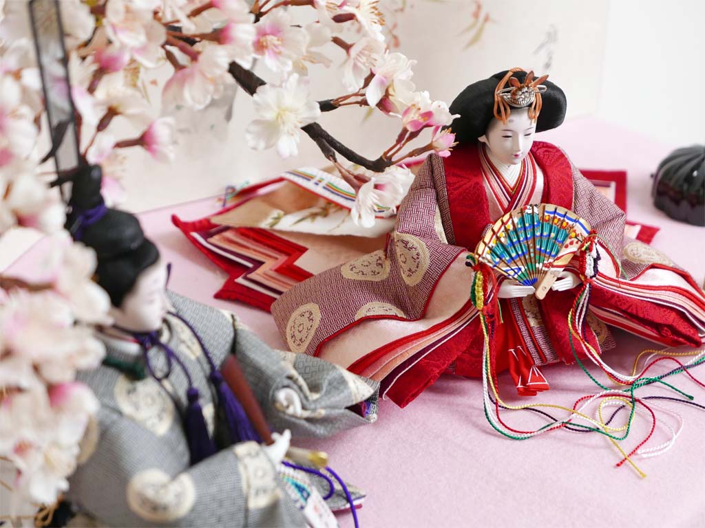 横山一彦作 龍村美術織物糸屋輪宝手衣装のおひなさまを手描き桜屏風で