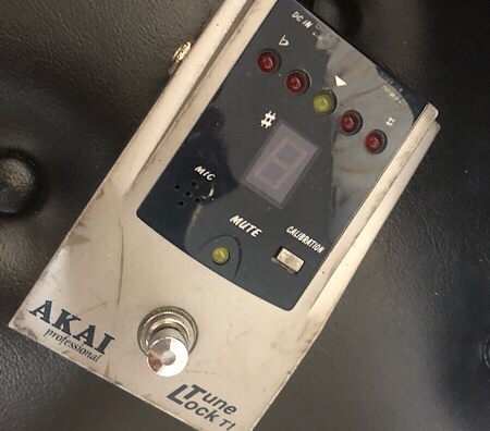 ベース】エフェクターボードに輝いたAKAIの名機たち | 【マルひろ！】