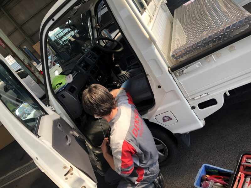 スバル・サンバーのエバポレーター清掃！風も弱いし、少し匂いもする