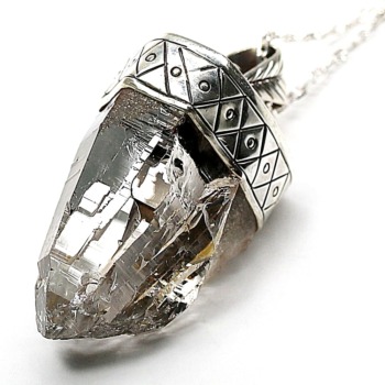 ルーマニア産]スティブナイトインクォーツペンダントトップ（シルバー