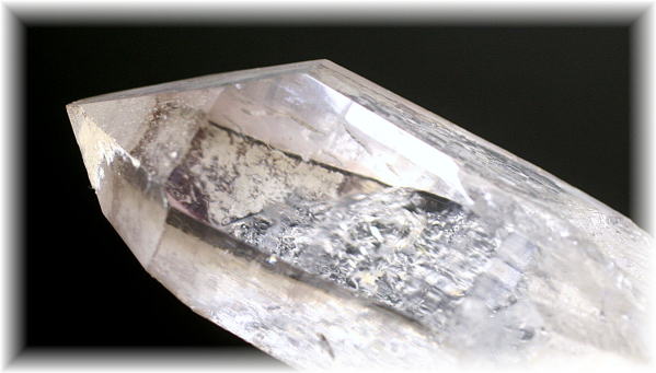 笛 ブラジル産水晶原石 台座付き 笛 ブラジル産水晶原石 台座付き