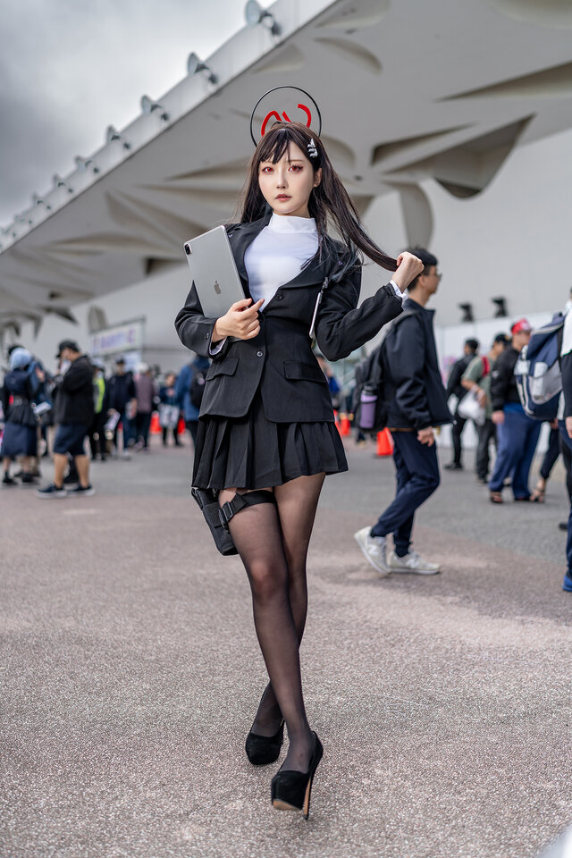 コスプレ】スラリと伸びた美脚&黒タイツが魅力的…『ブルアカ』リオ会長