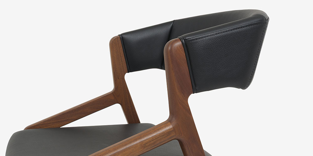 ダイニングチェア「CORONA DC323-1W44 WN-WN-AK705」半肘付き 背張り革