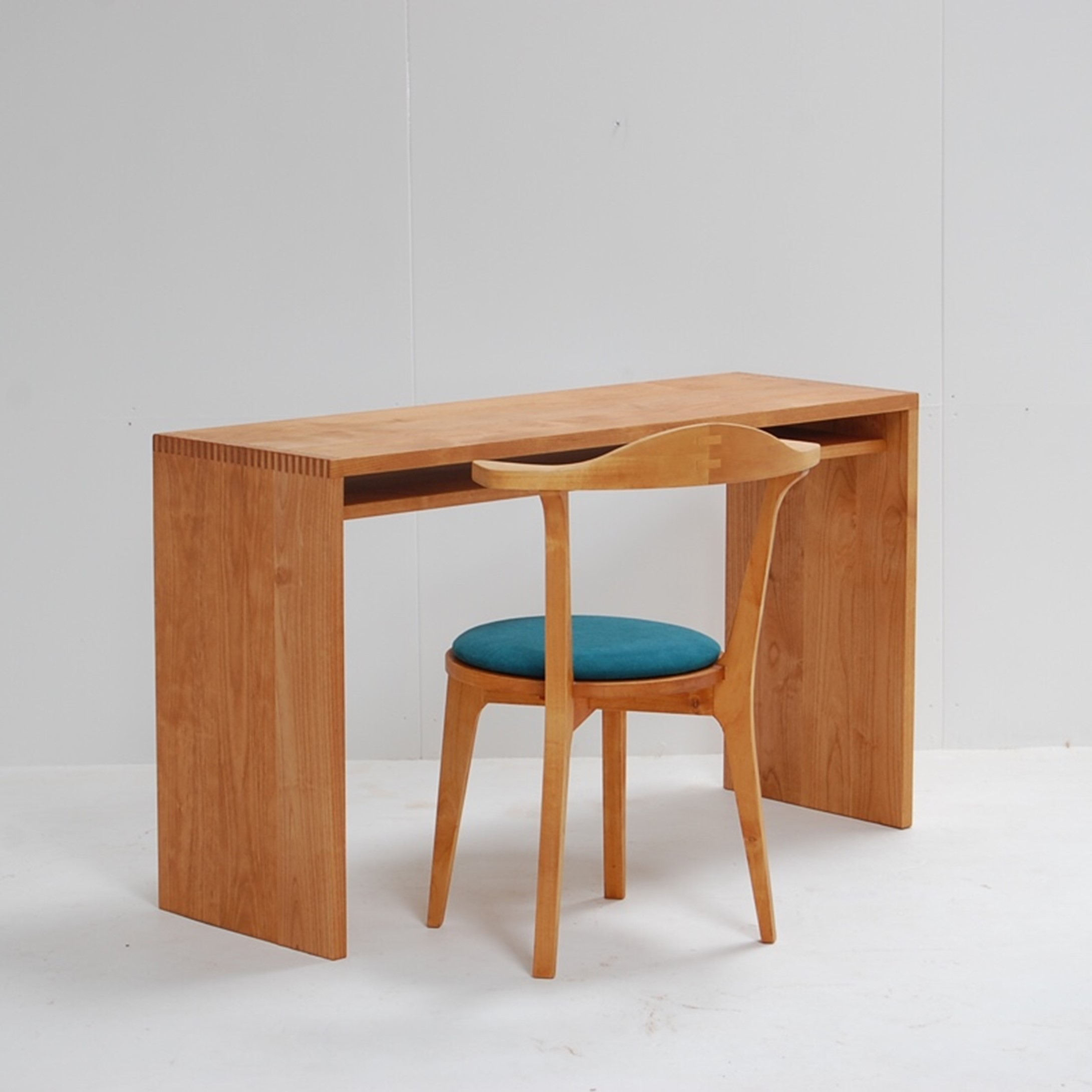 棚付きシンプルデスク｜ikususu FURNITURE｜無垢材家具・オーダー家具