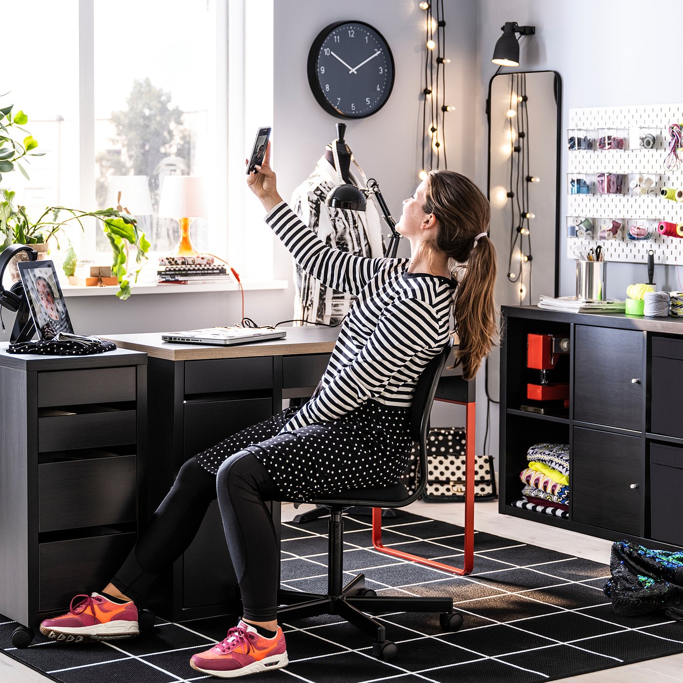 MICKE ミッケ デスク, チャコール/レッド, 105x50 cm - IKEA