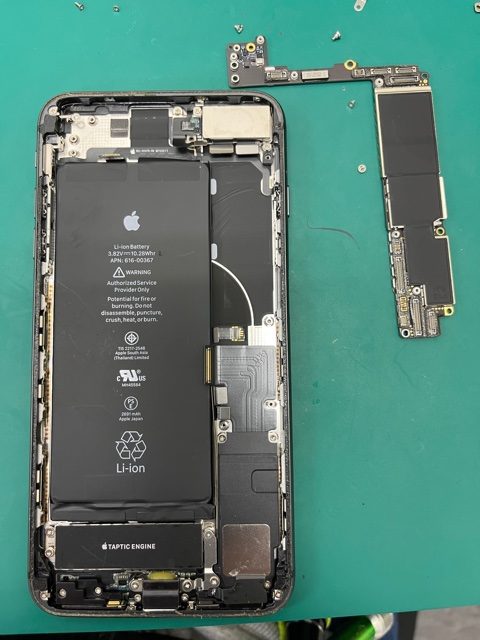 iPhone8Plusライトニングコネクタ・バッテリー交換修理をご紹介