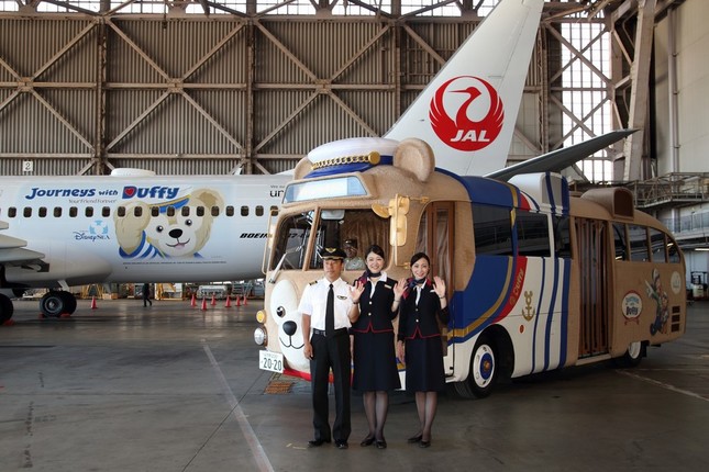 ディズニーシー「ダッフィー」が空を飛ぶ JALが特別機お披露目: J-CAST