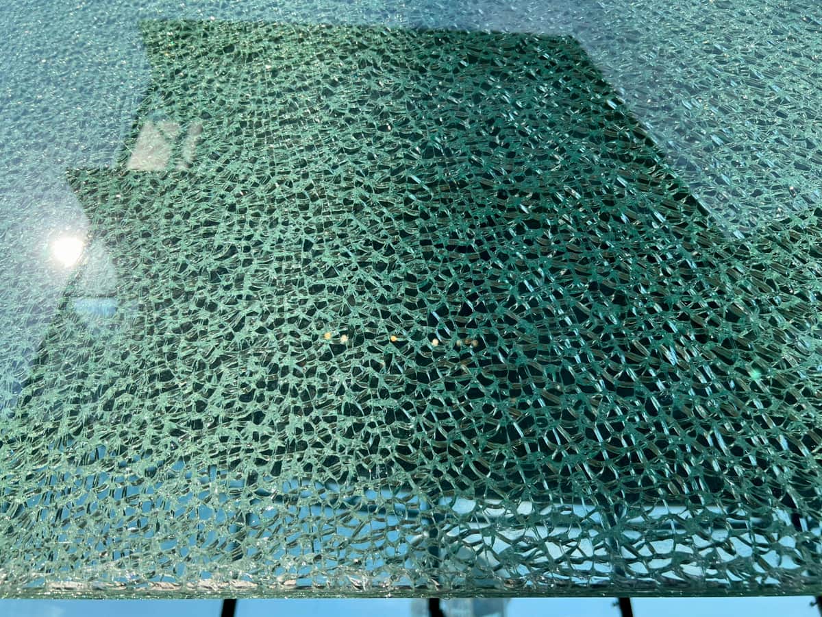 つくば駅の窓ガラスが粉々「不謹慎ながらあまりに美しすぎる」 暑さが