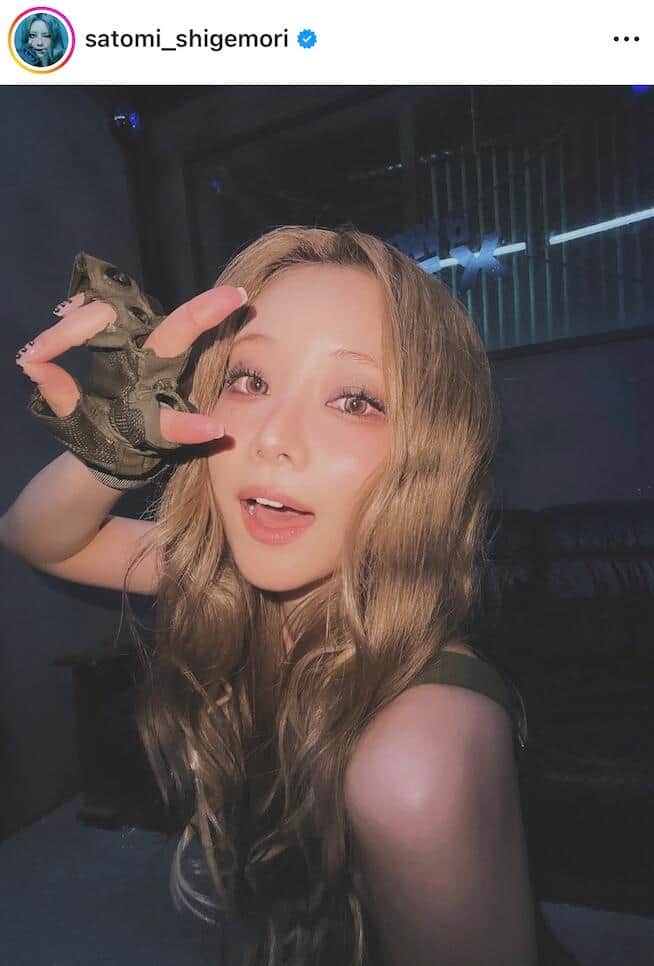 重盛さと美36歳、金髪三つ編み×メガネなオタ姿に激変！ファン歓喜